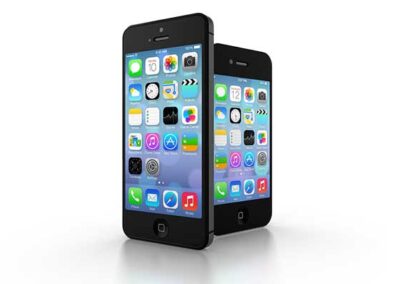 Zwei schwarze Smartphones mit iOS-Startbildschirm und App-Symbolen leicht versetzt dargestellt